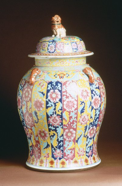 Jarro cubierto con decoración esmaltada famille rose, 1800-50 de Chinese School